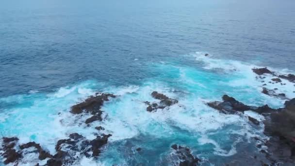 Letecké Létání Nad Blue Ocean Waves Pacifik Coast Skalnaté Útesy — Stock video