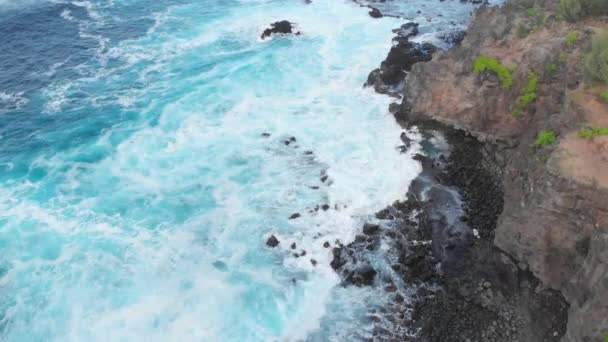 Luftflug Über Blue Ocean Waves Pazifikküste Rocky Reefs Hawaii Oahu — Stockvideo