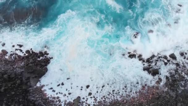 青い海の波 太平洋岸 ロッキーリーフ ハワイ オアフ島 美しい風景 マウイ カウアイ上空を空中飛行 — ストック動画