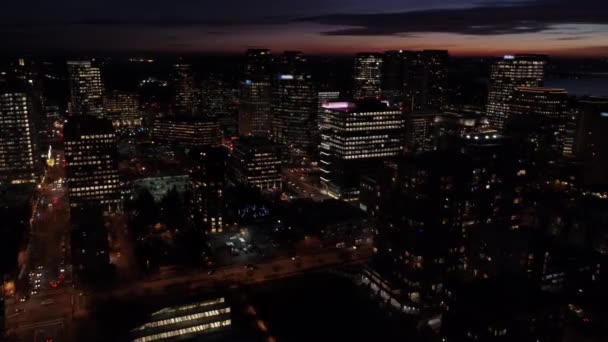 Bellevue Noche Vuelo Aéreo Centro Estado Washington Luces Ciudad — Vídeo de stock