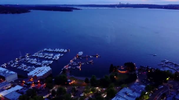 美国华盛顿州柯克兰上空的夜晚 摩斯湾的空中景观 — 图库视频影像