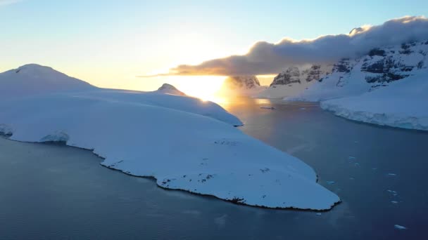 Solnedgång Över Antarktis Sydpolen Flygfoto Isberg Antarktiska Oceanen — Stockvideo