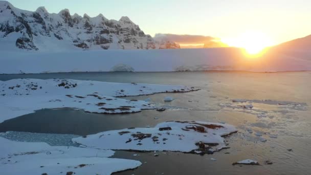 Sonnenuntergang Über Der Antarktis Südpol Eisberge Luftaufnahme Antarktischer Ozean — Stockvideo