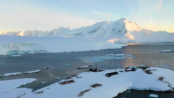 Antarctica Icy Mountains South Pole Station Antarctic Ocean Aerial View — Vídeos de Stock