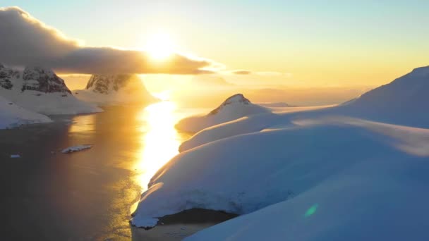 Atardecer Sobre Antártida Polo Sur Vista Aérea Océano Antártico Icebergs — Vídeo de stock