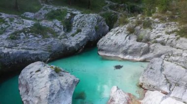 Dağ Deresi 'nin üzerinden uçan hava, doğa, güzel manzara, güneşli hava.