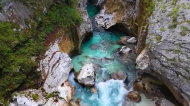 Dağ Deresi 'nin üzerinden uçan hava, inanılmaz manzara, güneşli hava, doğa.