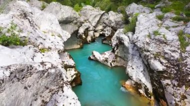 Dağ Deresi üzerinde uçan hava, güneşli hava, inanılmaz manzara, doğa.