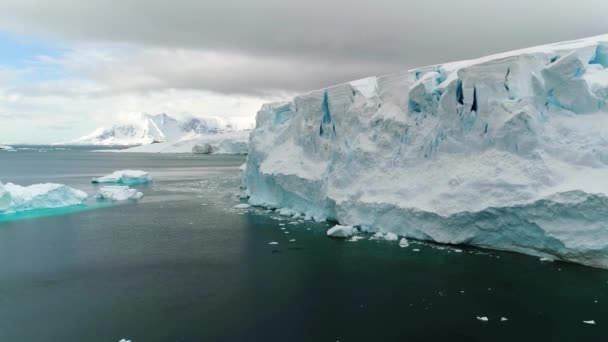 Antarktika Güney Kutbu Antarktika Okyanusu Nanılmaz Manzara Buzdağları Drone View — Stok video