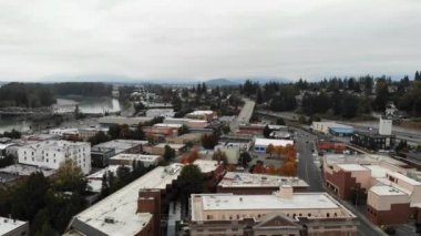 Washington Eyaleti, Mount Vernon üzerinde uçan hava aracı görüntüsü, şehir merkezi, inanılmaz manzara.