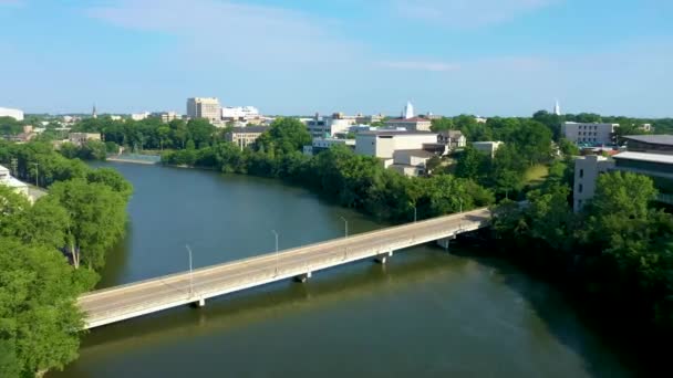 Vuelo Aéreo Sobre Appleton Wisconsin Fox River Lawrence University Drone — Vídeos de Stock