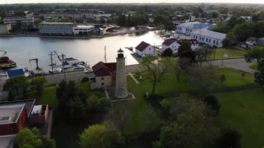 Kenosha Deniz Feneri, Wisconsin, Drone View, Kenosha Limanı üzerinde uçan hava aracı