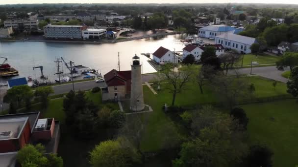 Aerial Flying Kenosha Lighthouse Wisconsin Drone View Kenosha Harbor — Stock Video
