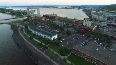 Duluth, Minnesota, Drone View, Canal Park, Lake Superior üzerinde uçan hava aracı.