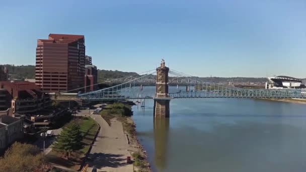 Luchtvlucht Covington Kentucky Roebling Suspension Bridge Drone View — Stockvideo