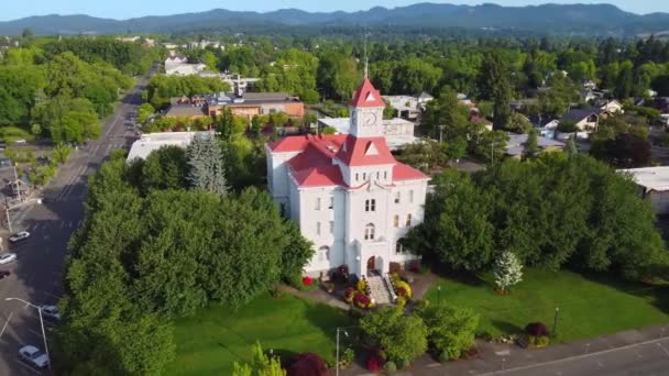 Aerial Flying Corvallis Oregon Benton County Circuit Court Downtown Drone — ストック動画