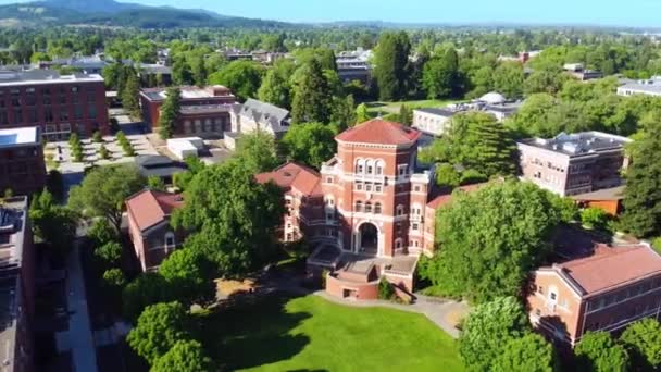 Aerial Flying Oregon State University Corvallis Weatherford Hall Drone View — ストック動画