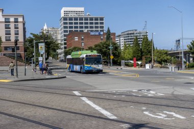 Tacoma, WA USA - Ağustos 2021 dolaylarında şehir merkezine doğru giden bir Pierce metro otobüsünün sokak görüntüsü.
