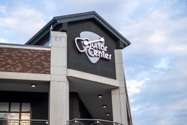Redmond, WA USA - Ağustos 2021: Şehir merkezindeki Guitar Center mağazasının girişinin alçak açılı görüntüsü.