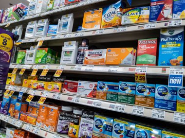 Kirkland, WA USA - Nisan 2021: QFC marketindeki sinüs ve ilaç reyonunun açılı görünümü.