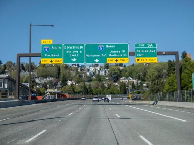 Seattle, WA USA - Nisan 2021: Güneşli bir günde Seattle 'da eyaletler arası I-5' in görüntüsü.