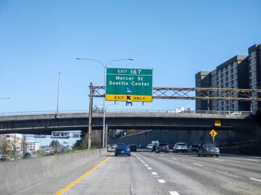 Seattle, WA USA - Nisan 2021: Güneşli bir günde Seattle 'da eyaletler arası I-5' in görüntüsü.