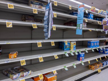 Kirkland, WA USA - Ekim 2021: Okula dönüş atıştırmalığı kıtlığı sırasında, Saffeway bakkalının yiyecek reyonundaki düşük envanter açılı görünüm.