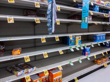 Kirkland, WA USA - Ekim 2021: Okula dönüş atıştırmalığı kıtlığı sırasında, Saffeway bakkalının yiyecek reyonundaki düşük envanter açılı görünüm.