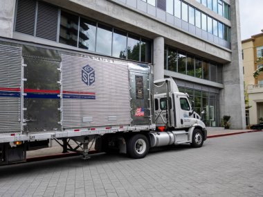 Bellevue, WA USA - Haziran 2021: Bir Sysco Gıda kamyonunun restoranın önünde teslimat yaparken görüntüsü.