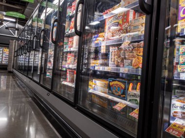 Kirkland, WA USA - Eylül 2021: QFC marketindeki donmuş aperatiflerin açılı görünümü.