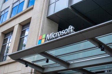 Bellevue, WA USA - Haziran 2021: Bellevue, WA şehir merkezindeki Microsoft kampüs binasının dış görünüşü.