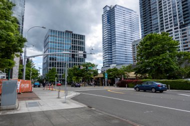 Bellevue, WA USA - Haziran 2021: Bulutlu bir günde Bellevue şehir merkezinin sokak manzarası.