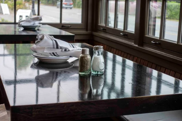 Úhlový Pohled Dřevěný Stůl Uvnitř Restaurace Čistými Ubrousky Stříbrným Nádobím — Stock fotografie