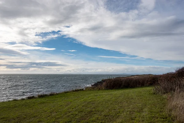Herrlicher Blick Auf Die Grasbewachsene Küste Auf Der Insel San — Stockfoto