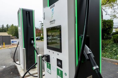 Kirkland, WA USA - Eylül 2021: QFC marketinin otoparkındaki bir elektrikli araba şarj istasyonunun sokak manzarası.