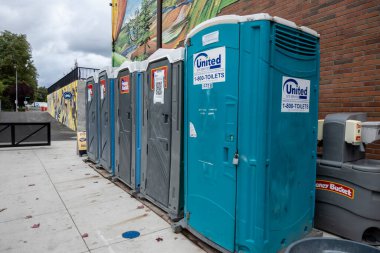Woodinville, WA USA - Eylül 2021: Bulutlu bir günde şehir merkezinde bir sıra portatif tuvalet.