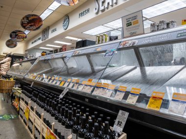 Woodinville, WA USA - Eylül 2021: Haggen 'deki bir markette boş bir deniz ürünleri vitrininin görüntüsü