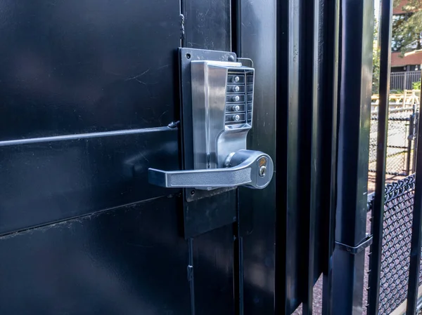 Άποψη Ασφαλούς Κλειδώματος Κλειδαριάς Μια Πόρτα Στο Κέντρο Της Πόλης — Φωτογραφία Αρχείου