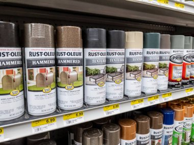 Woodinville, WA USA - Mart 2021: McLendon hırdavat dükkanındaki sprey boya reyonunun görüntüsü.