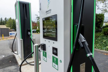 Kirkland, WA USA - Eylül 2021: QFC marketinin otoparkındaki bir elektrikli araba şarj istasyonunun sokak manzarası.