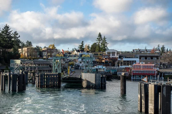 Cuma Limanı, WA USA - Kasım 2021: Güneşli, bulutlu bir günde Washington State Feribotundan muhteşem Cuma Limanı manzarası