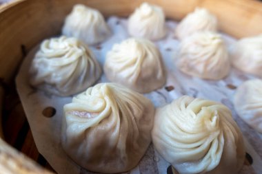 Xiao Long Bao 'nun yakın görüntüsü bir restoranın içinde bir sepetin içinde.