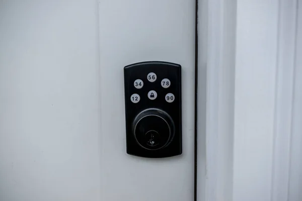 Ön kapı kilidinin ön açı görünümü, hem anahtar hem de pin numarası güvenli giriş seçenekleri ile