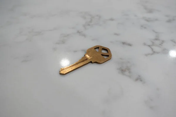 Abgewinkelte Ansicht Eines Einfachen Bronzefarbenen Schlüssels Auf Einer Arbeitsplatte Aus — Stockfoto