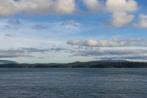 Washington 'daki Anacortes Feribotu' ndan San Juan Adaları üzerindeki canlı mavi gökyüzünün görüntüsü.