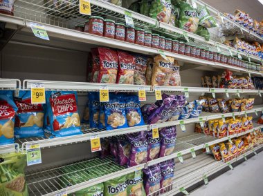 Kirkland, WA USA - Ocak 2022: Washington 'daki yoğun kar fırtınaları sırasında Safeway' deki bir markette yiyecek kıtlığına açılı bakış.