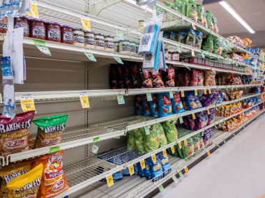 Kirkland, WA USA - Ocak 2022: Washington 'daki yoğun kar fırtınaları sırasında Safeway' deki bir markette yiyecek kıtlığına açılı bakış.