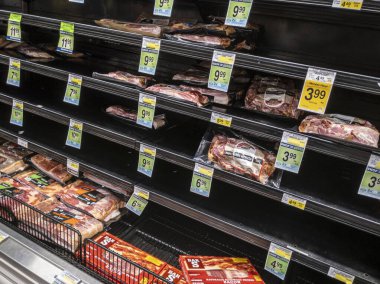 Kirkland, WA USA - Ocak 2022: Washington 'daki yoğun kar fırtınaları sırasında Safeway' deki bir markette yiyecek kıtlığının açılı görünümü.