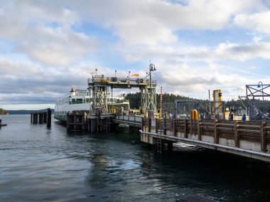 Cuma Limanı, WA USA - Kasım 2021: Güneşli bir günde yolcularını boşaltmak üzere San Juan Adası 'na yanaşan Tillikum Washington State Feribotunun görüntüsü.