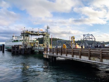 Cuma Limanı, WA USA - Kasım 2021: Güneşli bir günde yolcularını boşaltmak üzere San Juan Adası 'na yanaşan Tillikum Washington State Feribotunun görüntüsü.